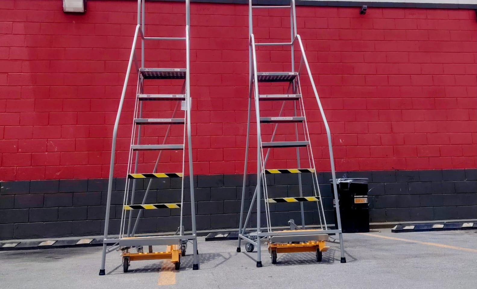 Dos escaleras móviles BLINSA con plataforma y ruedas