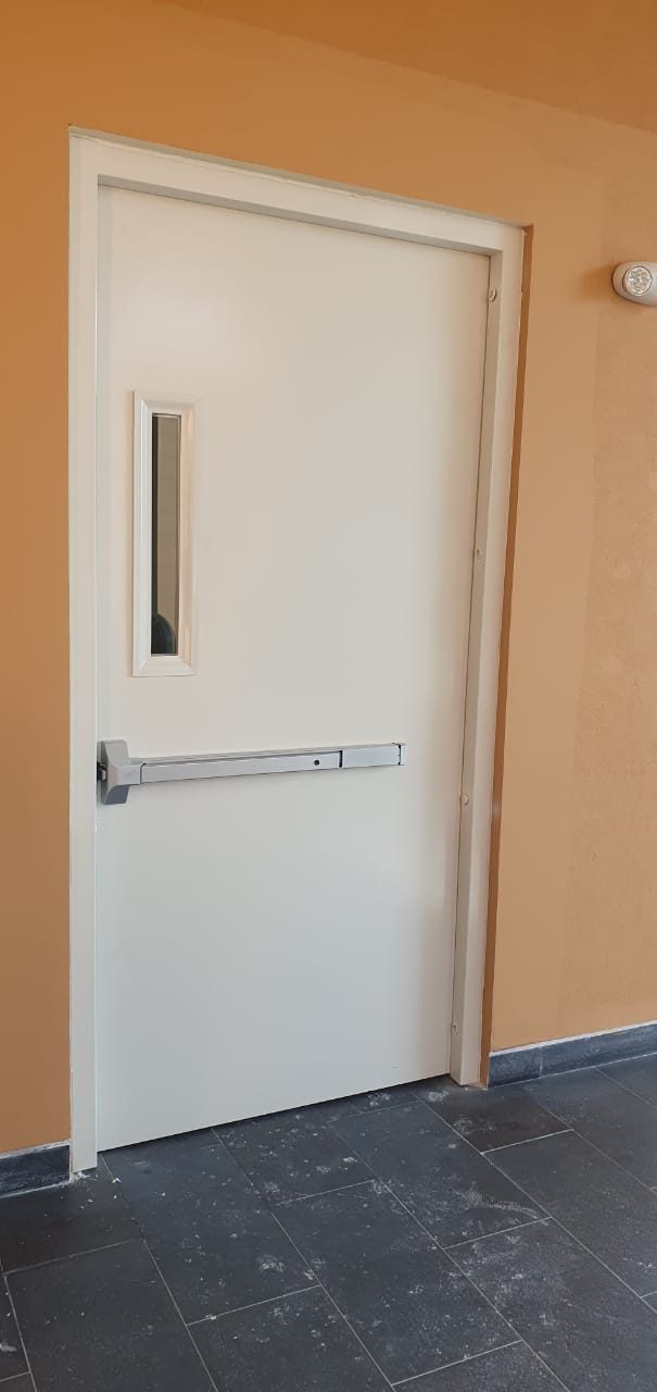 Puerta de emergencia con barra antipánico