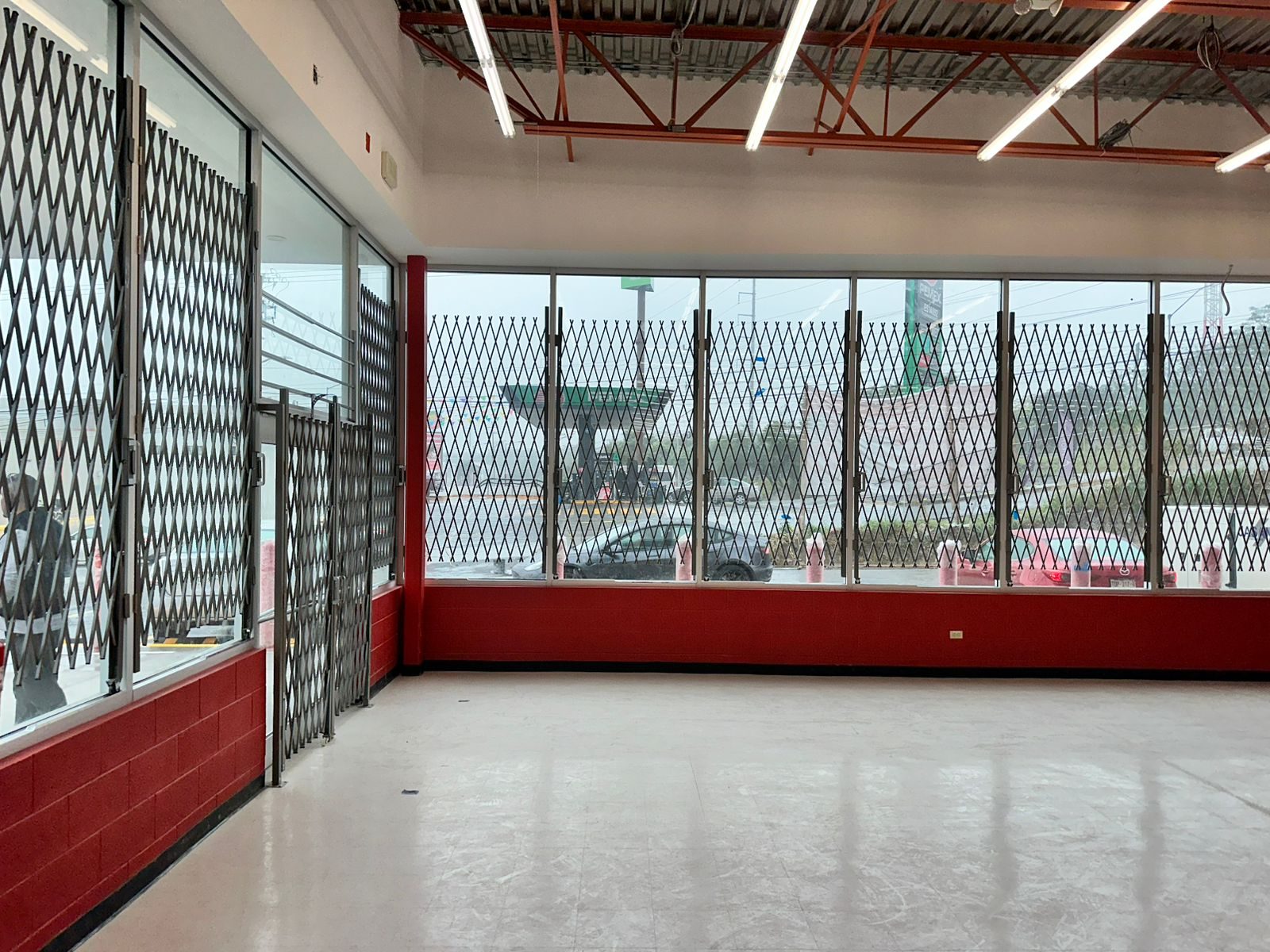 Ventana tipo tijera instalada en los ventanales de un local comercial