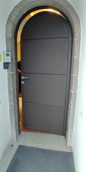 Puerta con diseño personalizado en acero