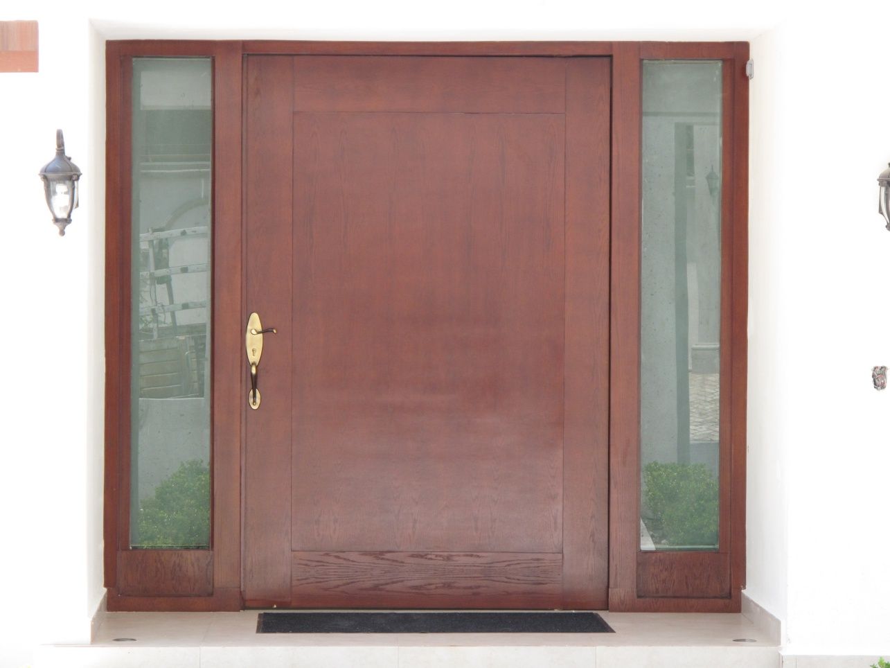 Puerta blindada con madera en residencia