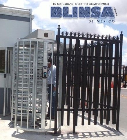 Torniquete y reja de control de acceso