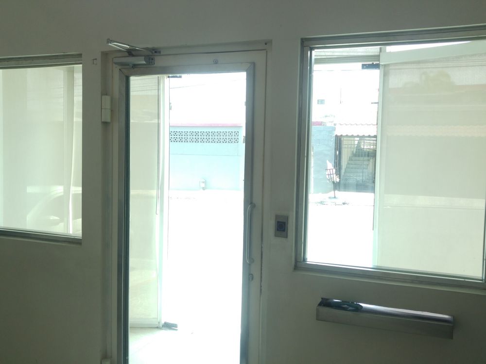 Puerta y vidrio blindado